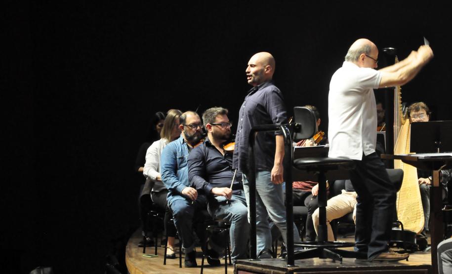 Ensaio da Orquestra e cantores no Guairão