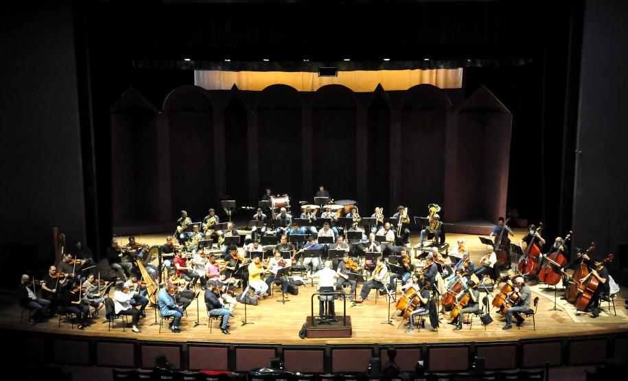 Ensaio da Orquestra e cantores no Guairão