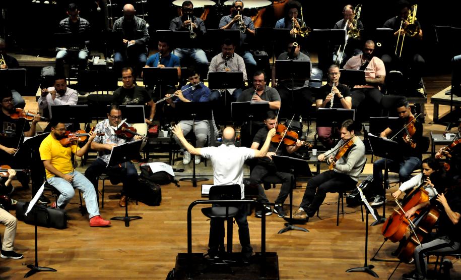 Ensaio da Orquestra e cantores no Guairão