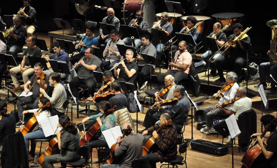 Ensaio da Orquestra e cantores no Guairão