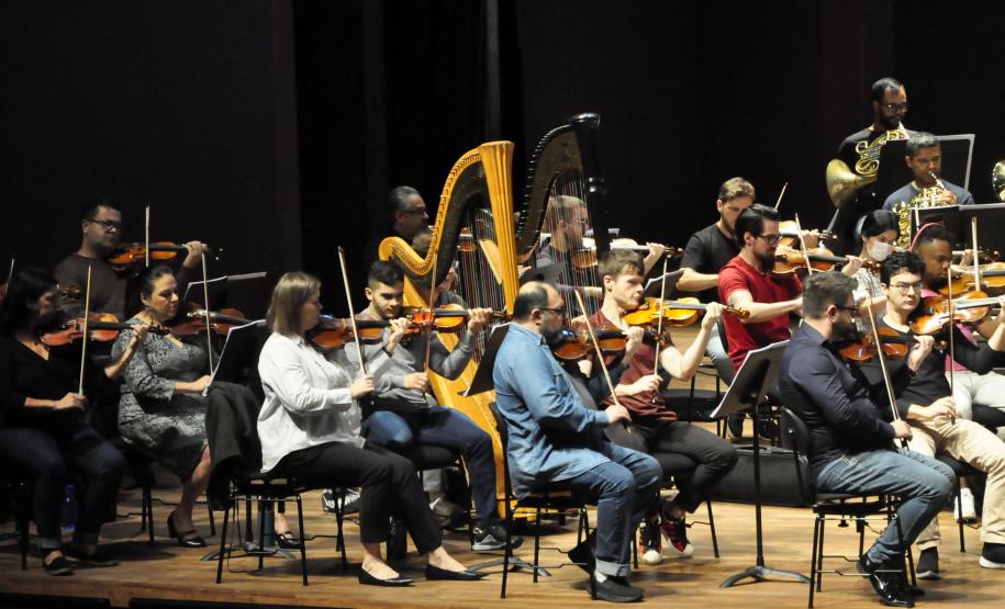 Ensaio da Orquestra e cantores no Guairão