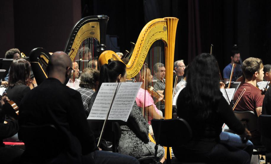 Ensaio da Orquestra e cantores no Guairão