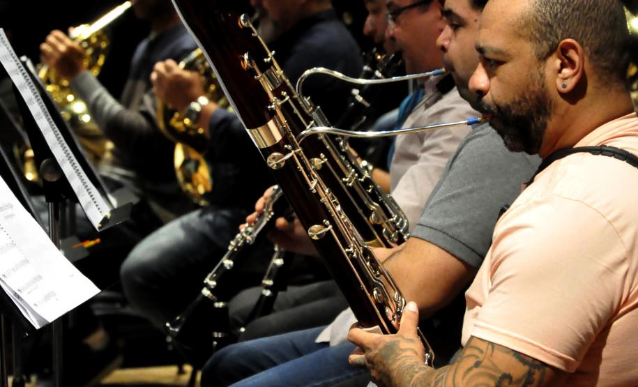 Ensaio da Orquestra e cantores no Guairão