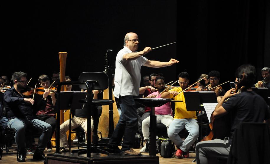 Ensaio da Orquestra e cantores no Guairão