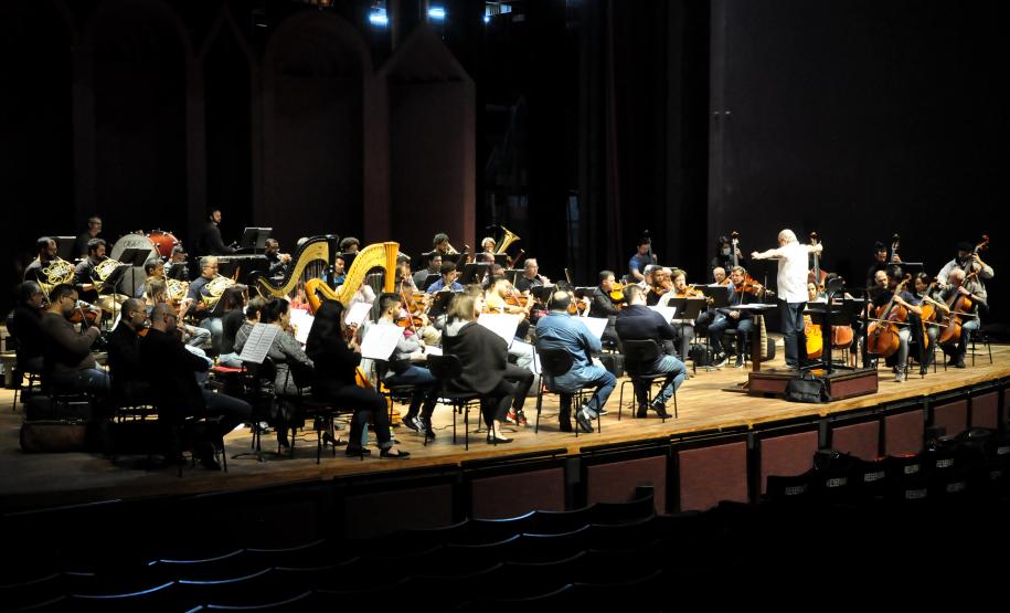 Ensaio da Orquestra e cantores no Guairão