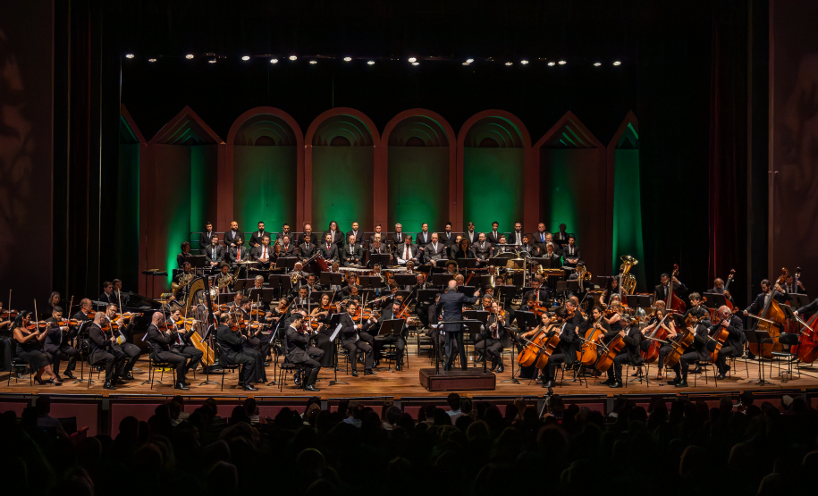 Orquestra Sinfônica no palco do Guairão