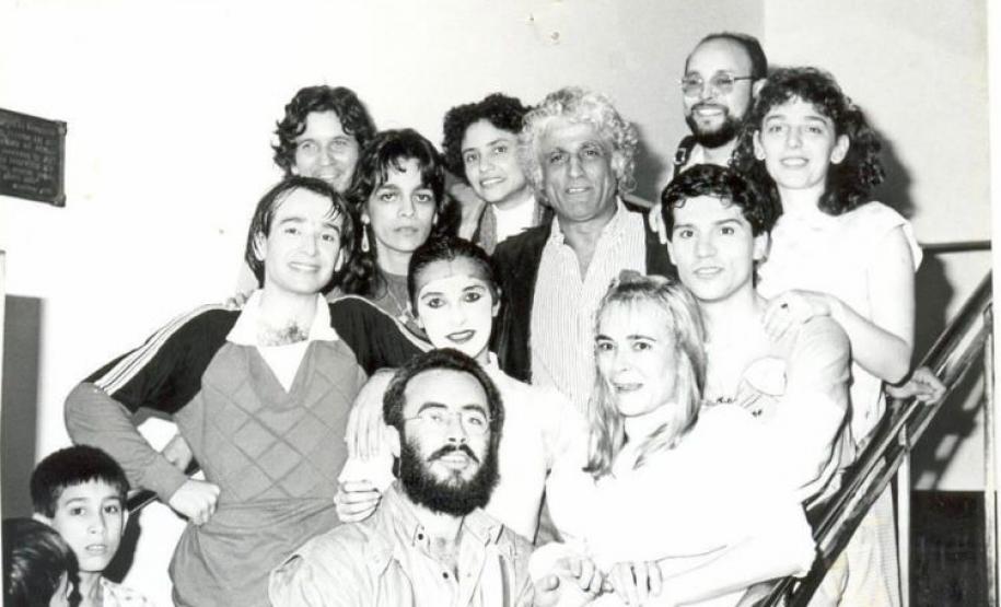 Ziraldo com grupo no Teatro Guaíra