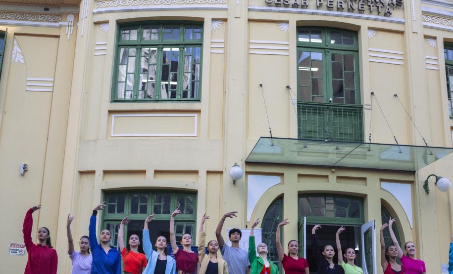 Grupo de dança em frente ao Hospital Pequeno Príncipe