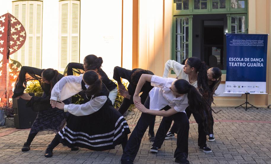 Grupo de dança em frente ao Hospital Pequeno Príncipe