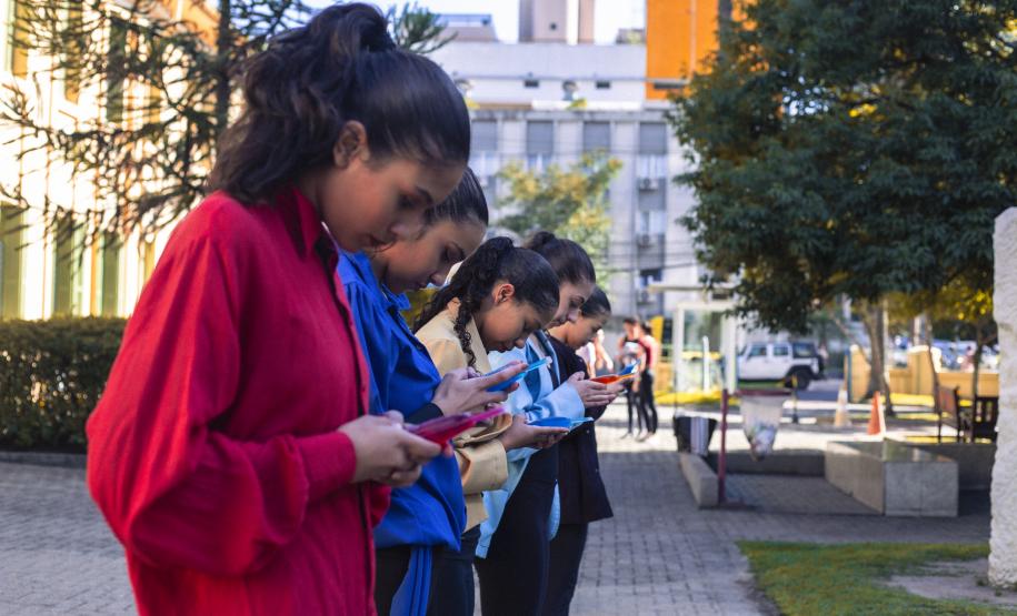Grupo de dança em frente ao Hospital Pequeno Príncipe