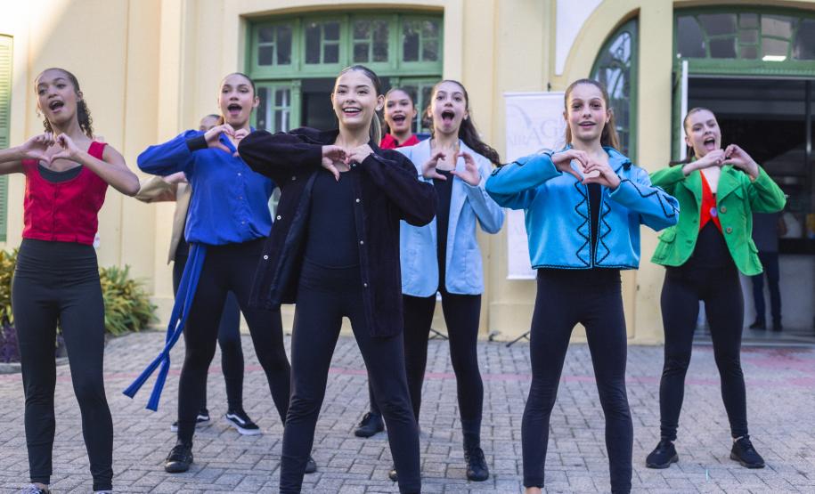 Grupo de dança em frente ao Hospital Pequeno Príncipe
