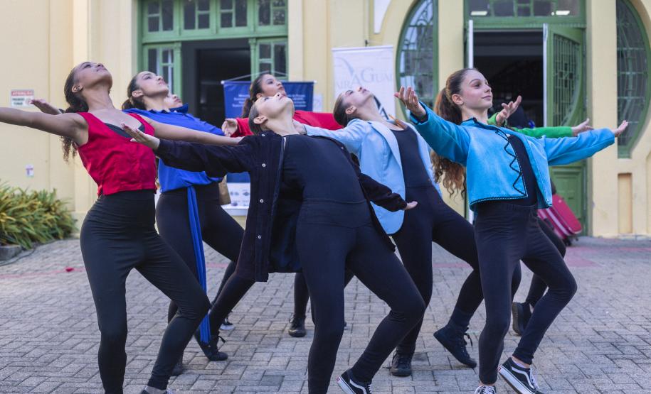 Grupo de dança em frente ao Hospital Pequeno Príncipe