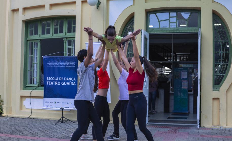 Grupo de dança em frente ao Hospital Pequeno Príncipe