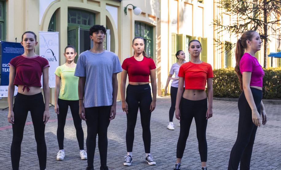 Grupo de dança em frente ao Hospital Pequeno Príncipe