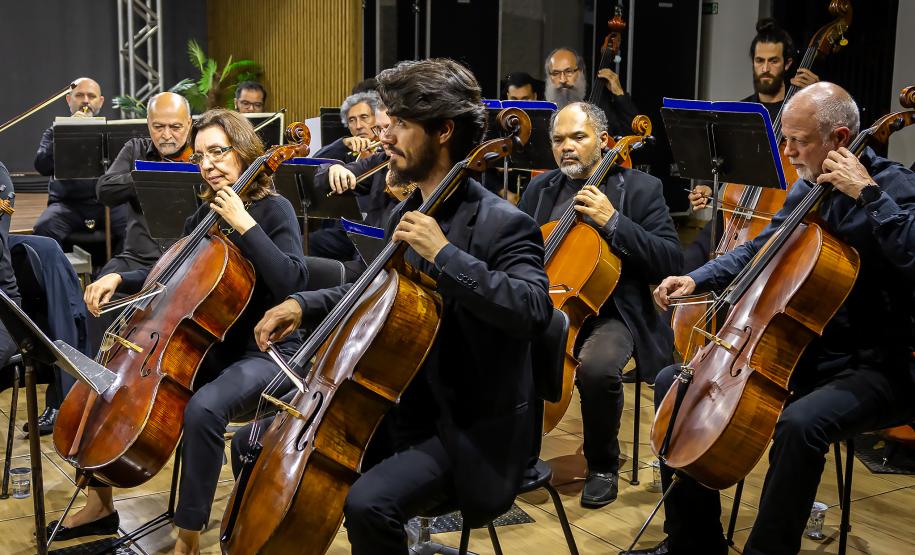 músicos tocando instrumentos
