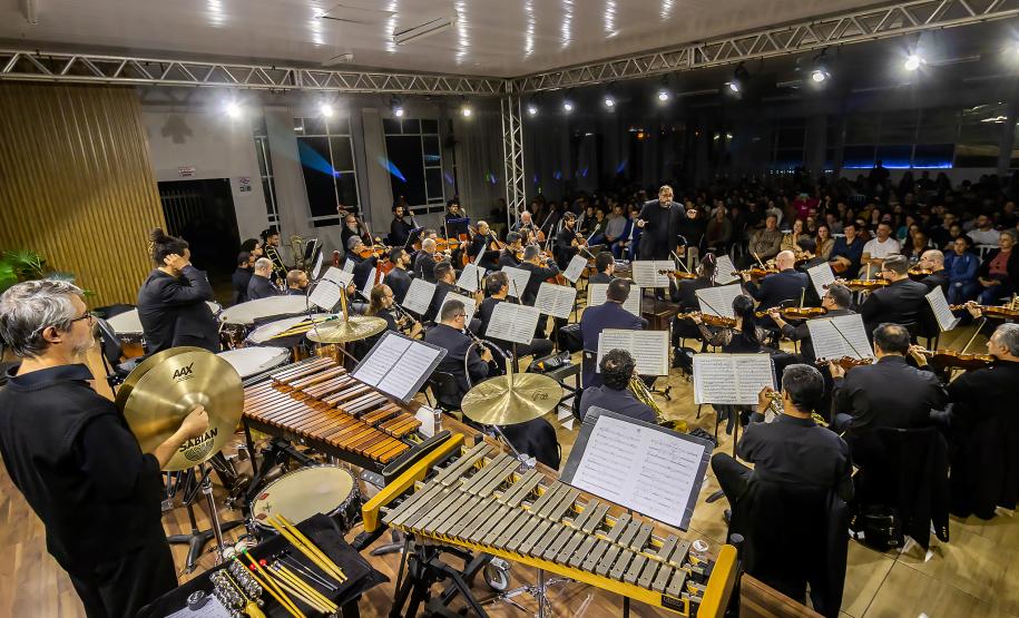 músicos e instrumentos dispostos à frente do público