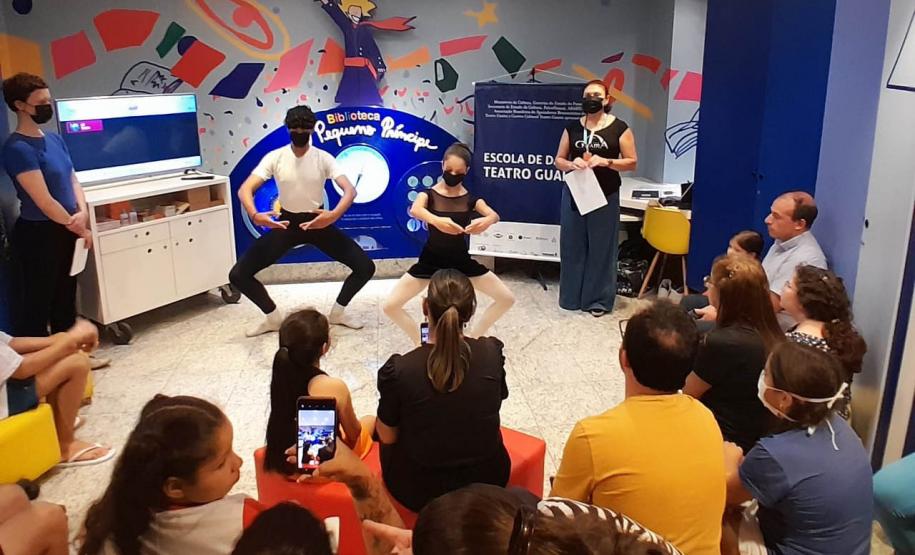 Grupo de dança nas partes internas do Hospital