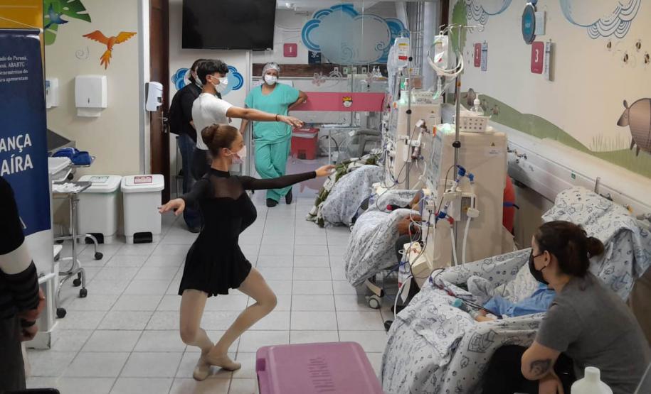 Grupo de dança nas partes internas do Hospital