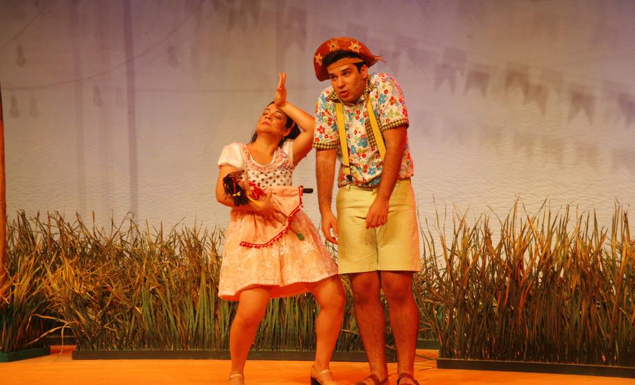 Luiz e Nazinha em cenário com diversos itens regionalistas