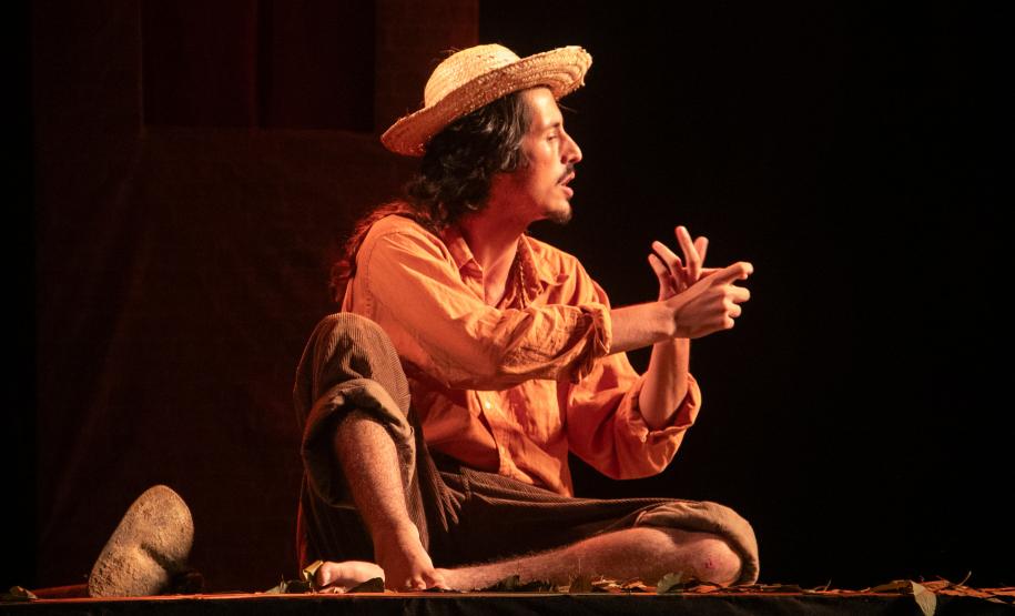 personagem sertanejo, com roupas e chapéu de moradores da região