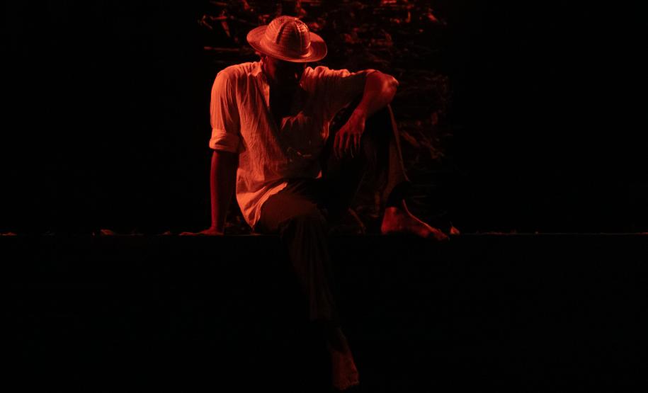 personagem com chapéu olhando para baixo