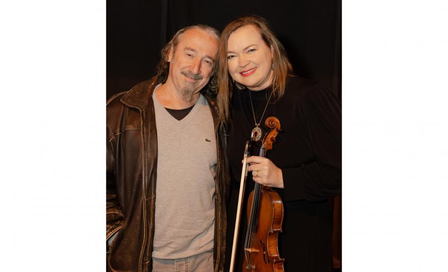 Juliane e Romildo atualmente. Juliane está com o violino em mãos