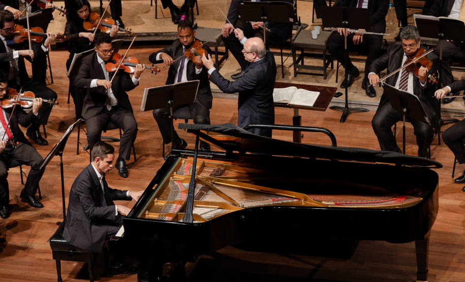 No palco do Guairão, a Orquestra Sinfônica do Paraná e o pianista Dmitry Shishkin