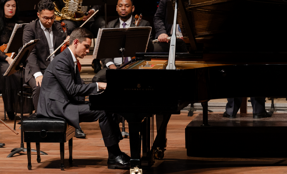 No palco do Guairão, a Orquestra Sinfônica do Paraná e o pianista Dmitry Shishkin