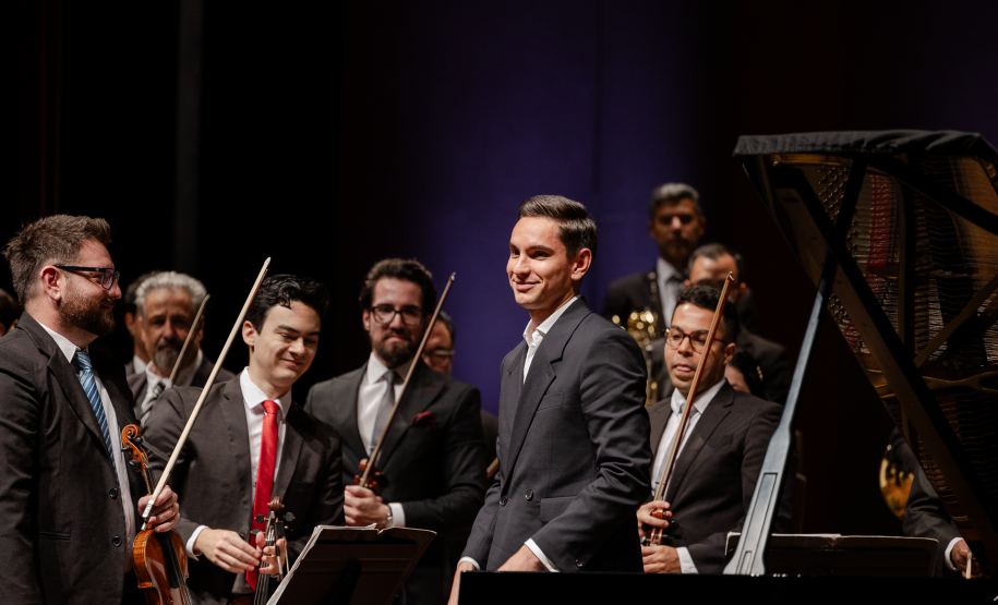 No palco do Guairão, a Orquestra Sinfônica do Paraná e o pianista Dmitry Shishkin