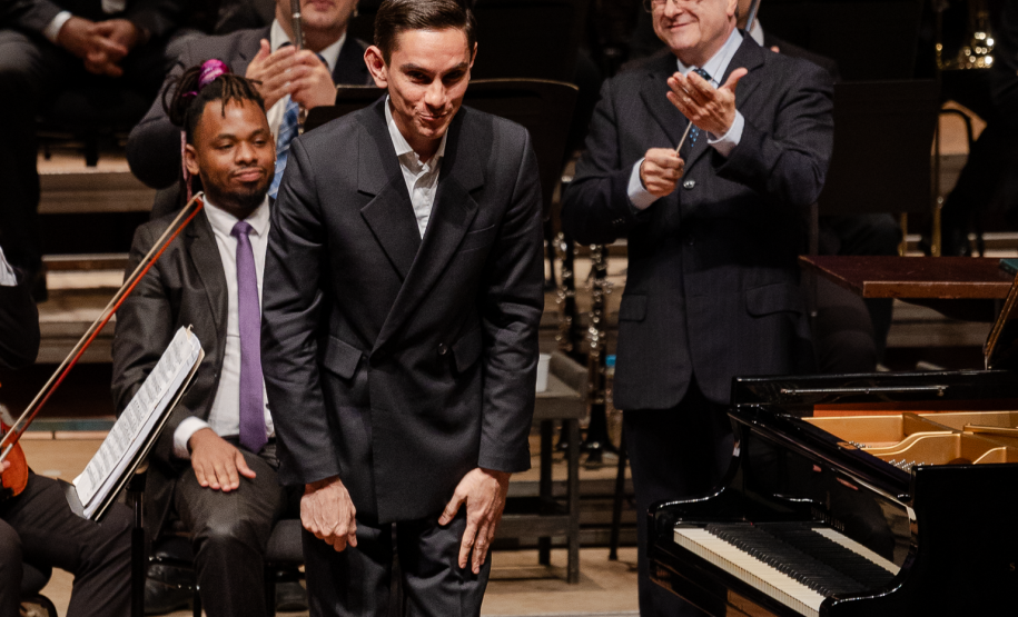 No palco do Guairão, a Orquestra Sinfônica do Paraná e o pianista Dmitry Shishkin