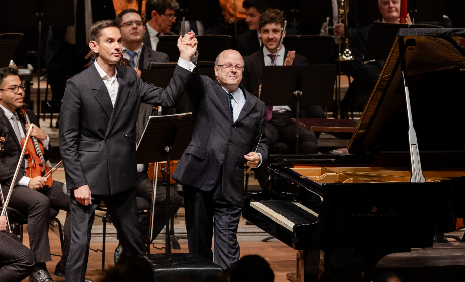 pianista e maestro agradecem ao público