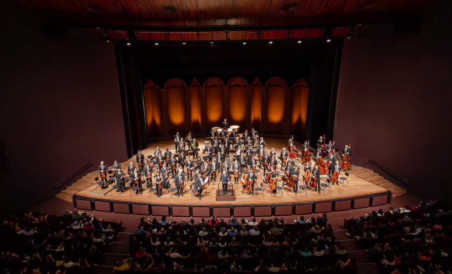 No palco do Guairão, a Orquestra Sinfônica do Paraná e o pianista Dmitry Shishkin
