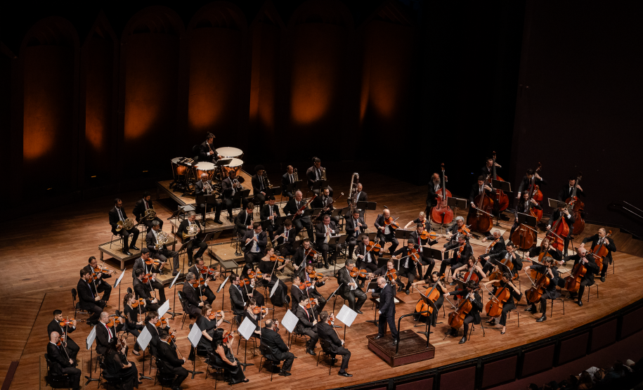 orquestra organizada sobre o palco