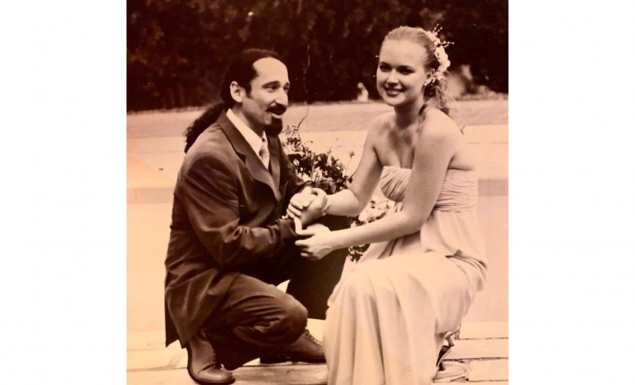 Juliane e Romildo sentados no chão no dia de seu casamento