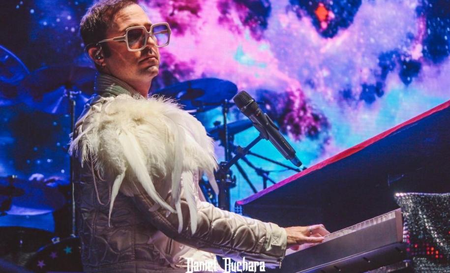 Apresentação do tributo a Elton John, por Rafael Dentini
