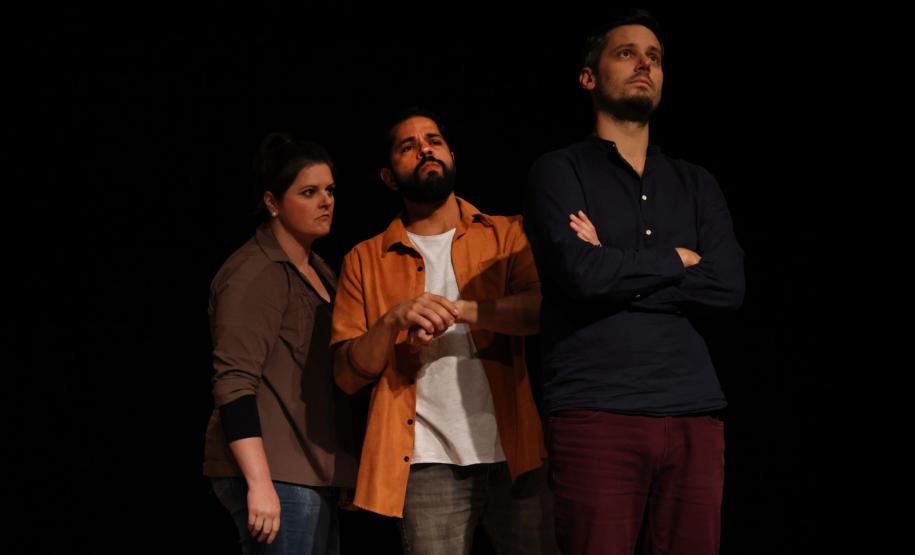 atores em improvisação. fundo preto