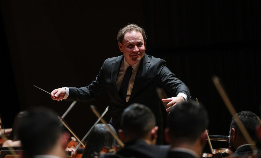 maestro regendo orquestra