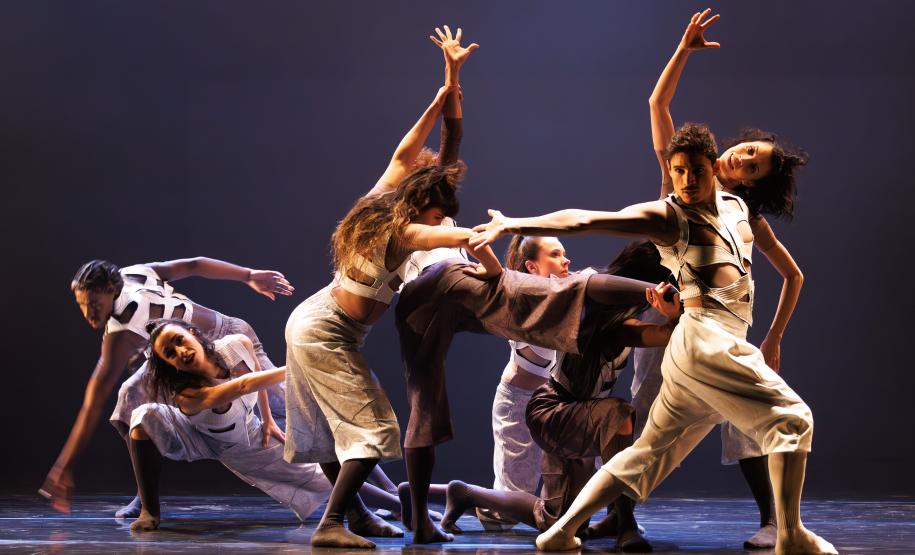 Contraponto é um espetáculo formado por duas coreografias: Castelo e Anima - imensaidão adentro