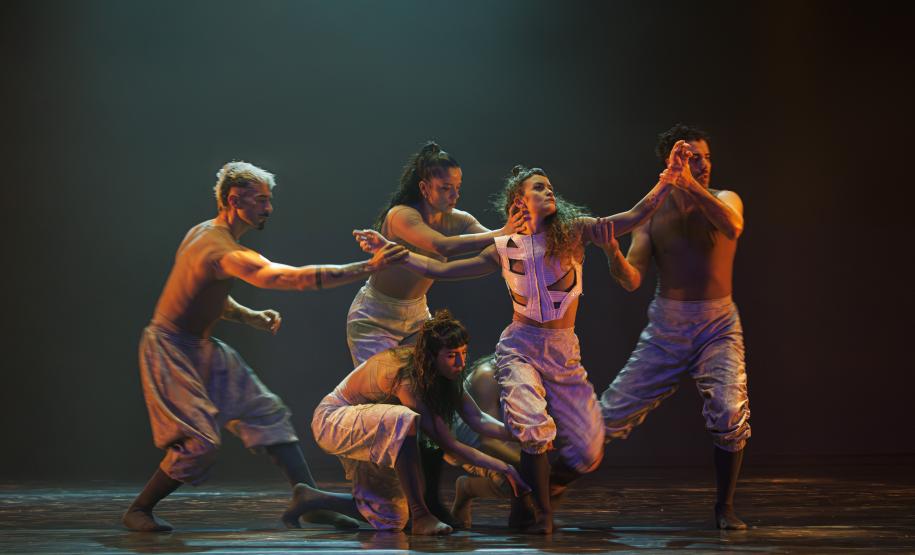 Contraponto é um espetáculo formado por duas coreografias: Castelo e Anima - imensaidão adentro