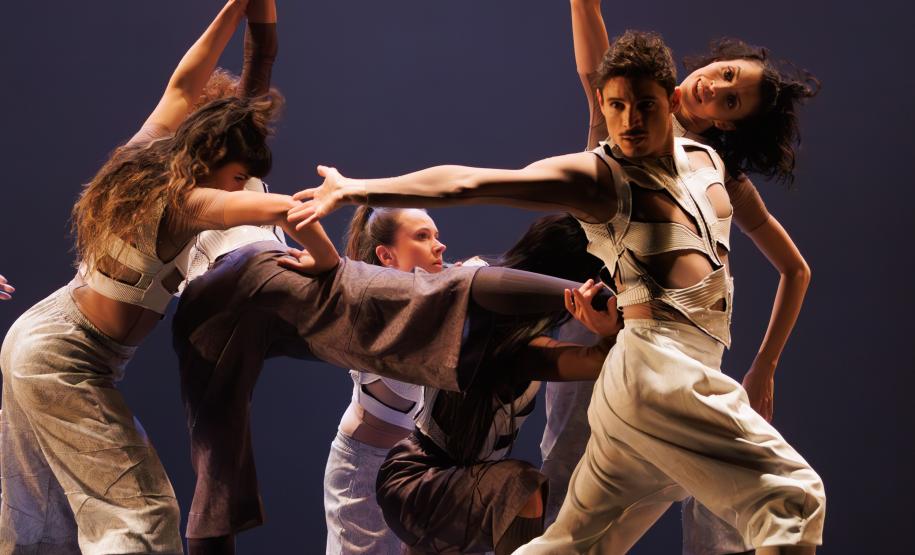 Contraponto é um espetáculo formado por duas coreografias: Castelo e Anima - imensaidão adentro