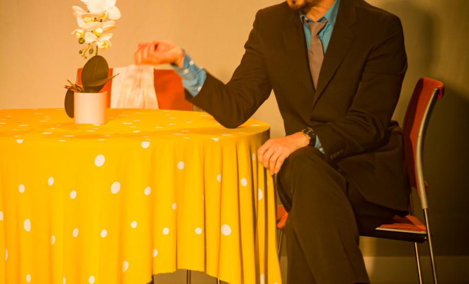 Atores encenam a peça As Richas