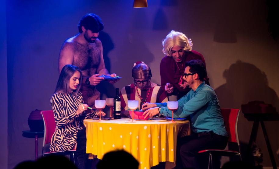 Atores encenam a peça As Richas