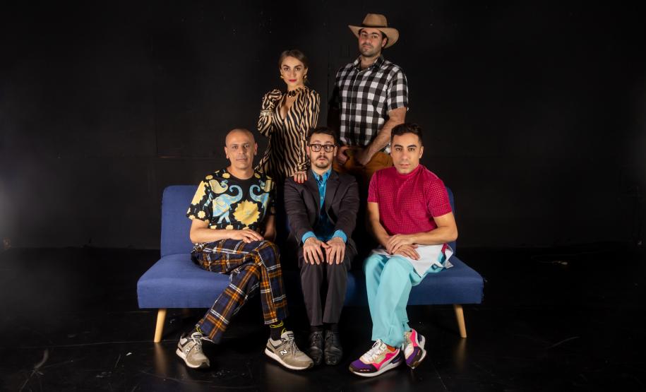 Atores encenam a peça As Richas