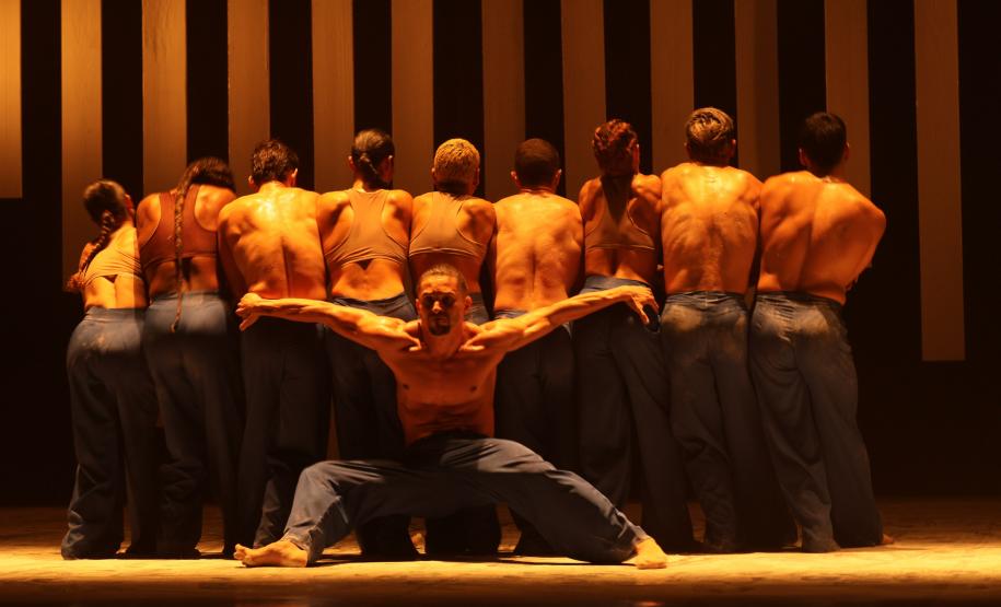 Contraponto é um espetáculo formado por duas coreografias: Castelo e Anima - imensaidão adentro