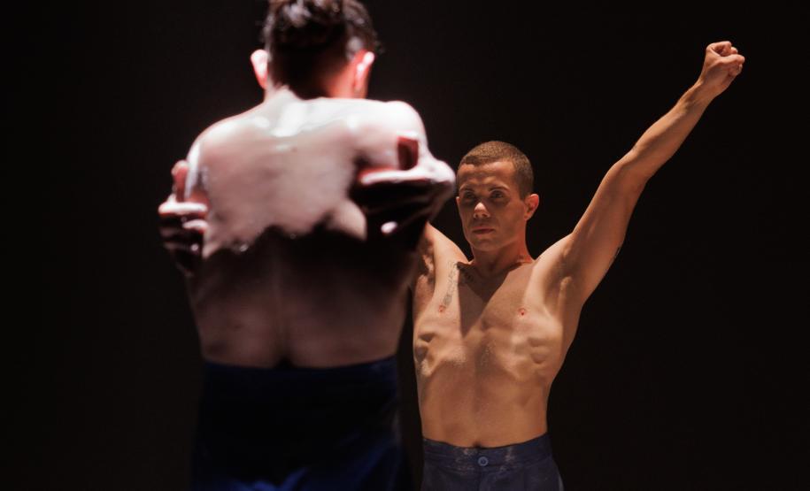 Contraponto é um espetáculo formado por duas coreografias: Castelo e Anima - imensaidão adentro