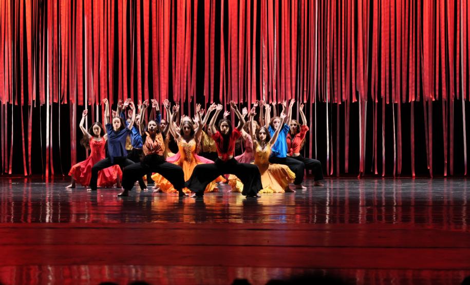 "Crisálida": obra da Escola de Dança do Guaíra faz analogia às transformações da vida humana
