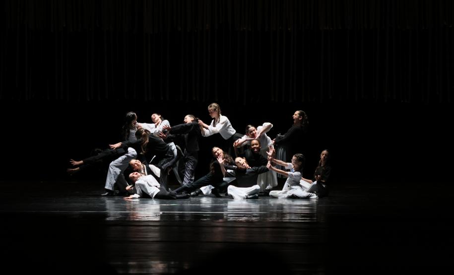 "Crisálida": obra da Escola de Dança do Guaíra faz analogia às transformações da vida humana