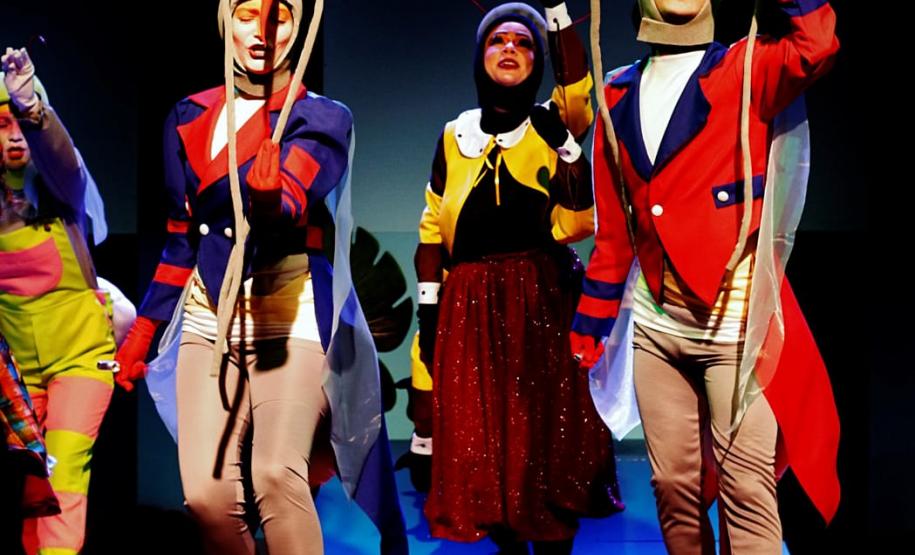 Cenas da peça Alumia, com as personagens