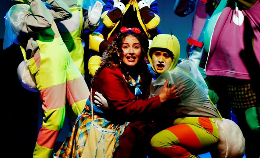 Cenas da peça Alumia, com as personagens