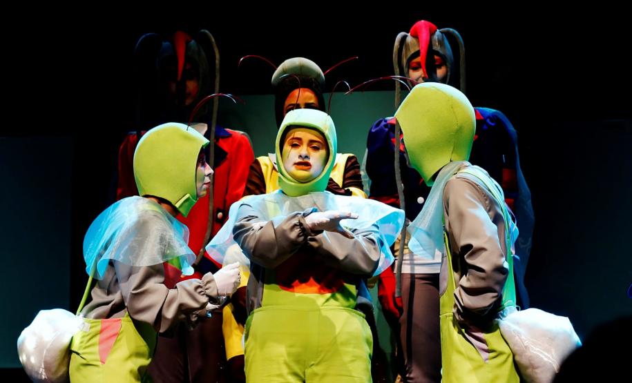 Cenas da peça Alumia, com as personagens